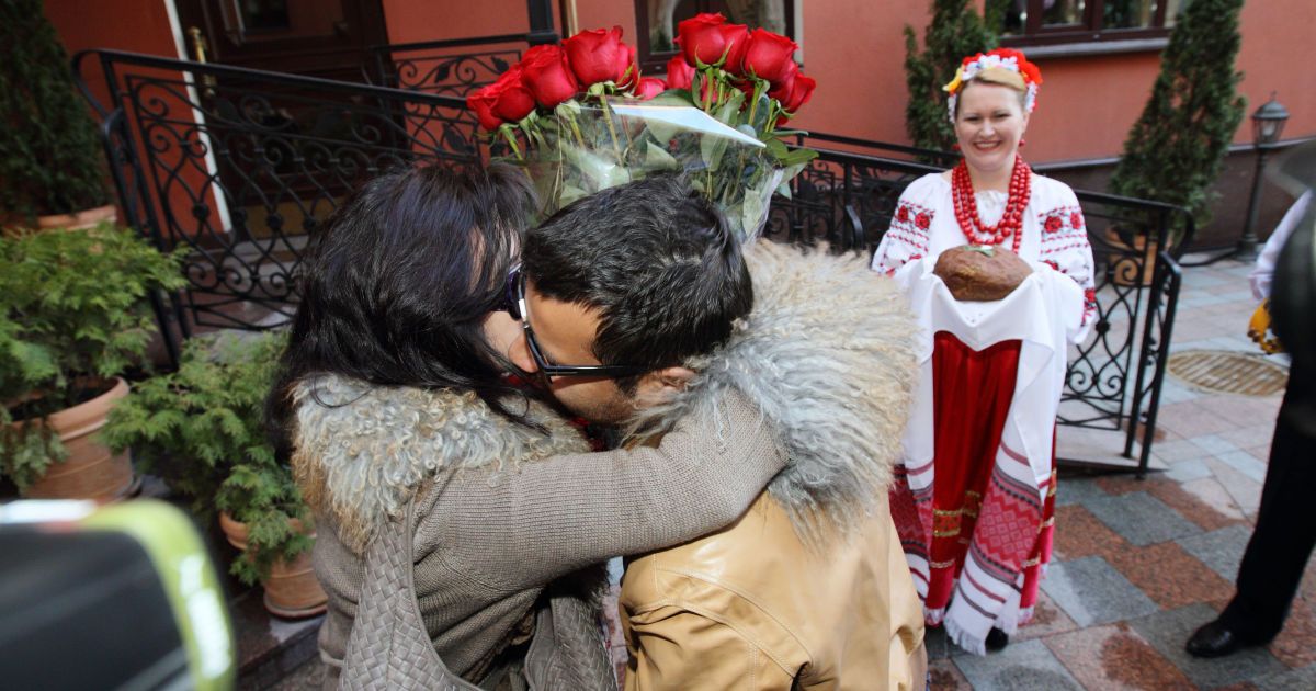 Іменинницю чекав сюрприз у внутрішньому дворі готелю. / © S.A.L.-show