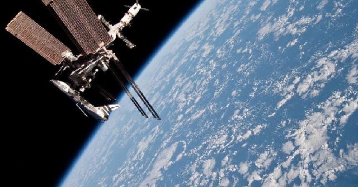 Італійський астронавт Паоло Несполі, порушивши правила безпеки, зробив дивовижні знімки пристикованого до МКС шатла Endeavour. / © NASA