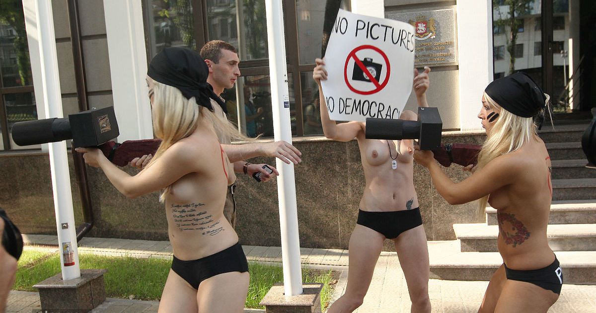 Коли оголені активістки FEMEN із саморобними паперовими "фотокамерами" з&rsquo;явились перед будівлею посольства, працівник посольства почав заважати фотографувати акцію протесту