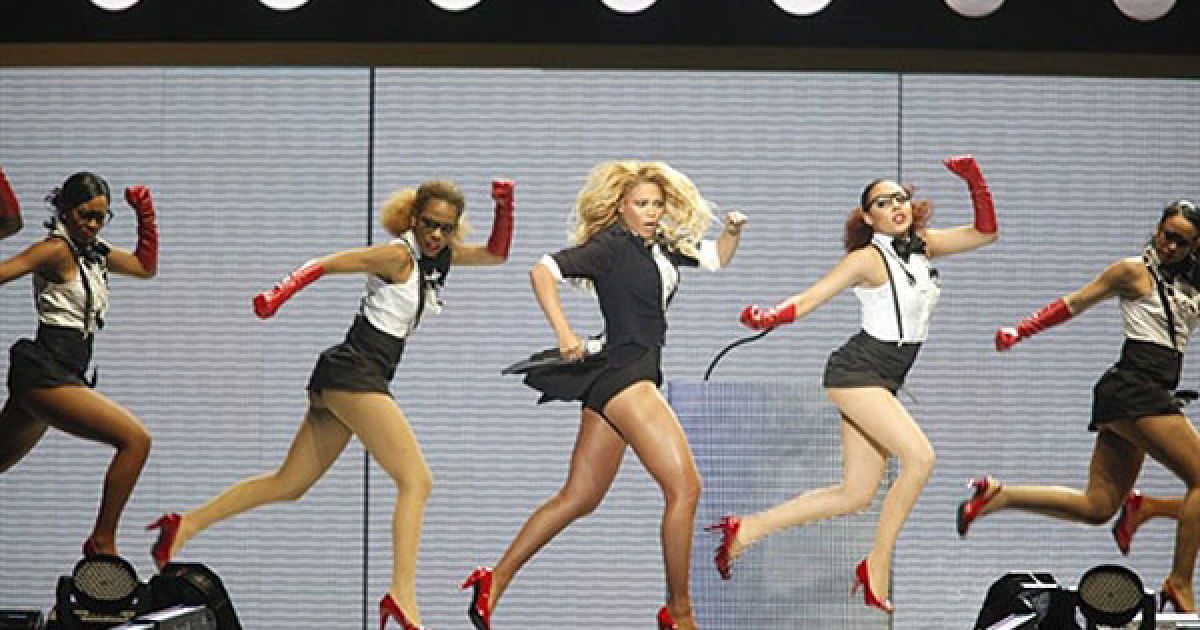 США, Чикаго. Співачка Beyonce Knowles виступає на сцені під час останнього шоу Опри Вінфрі. Десятки знаменитостей і 13 тисяч фанатів прийшли на прощальний вечір шоу Опри Вінфрі, яке закрилося після 25 років існування. / © AFP