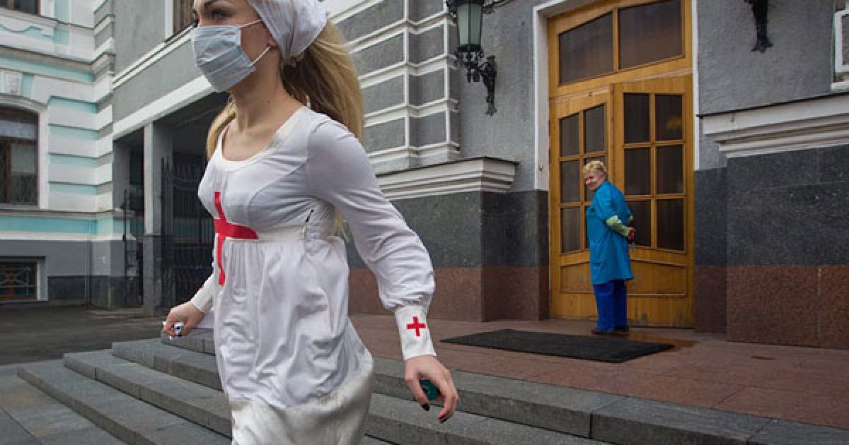 FEMEN вимагали від влади жорсткої розправи з медичною мафією і покращення медичного обслуговування. / © Жіночий рух FEMEN