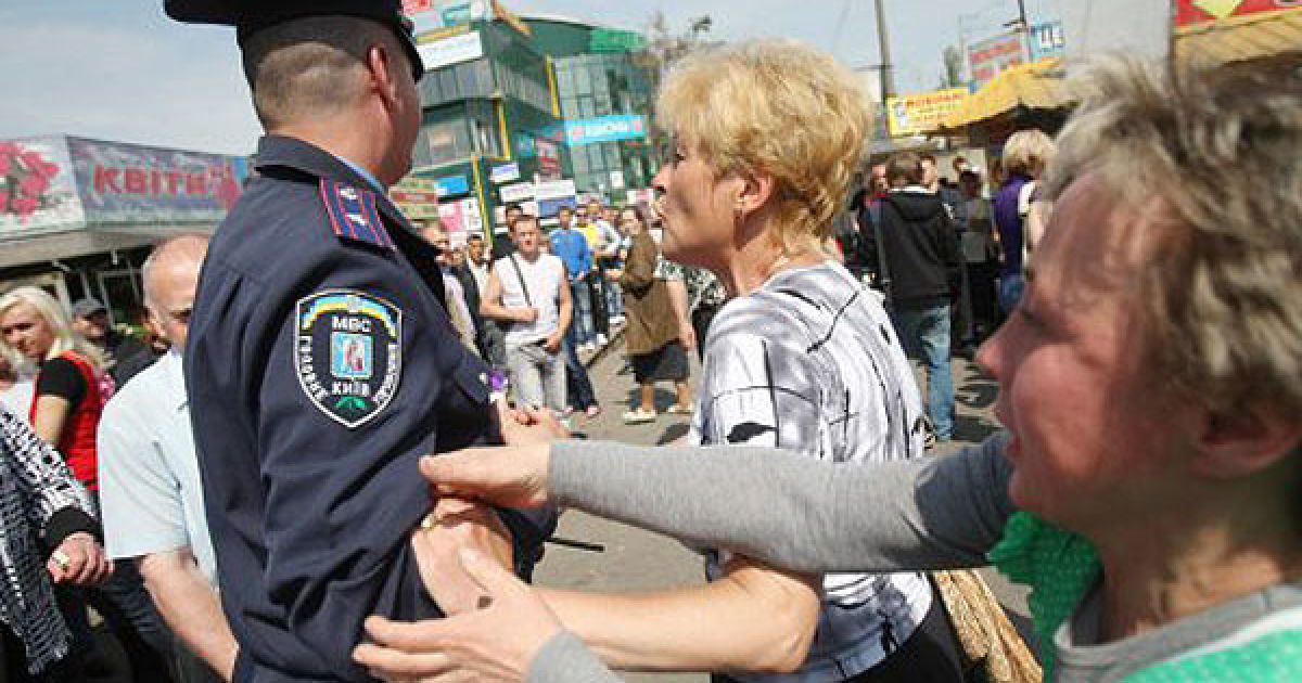 Близько 50 підприємців зробили спробу перешкодити демонтажу кіосків вздовж Броварського проспекту. Кілька активістів були затримані. / © УНІАН