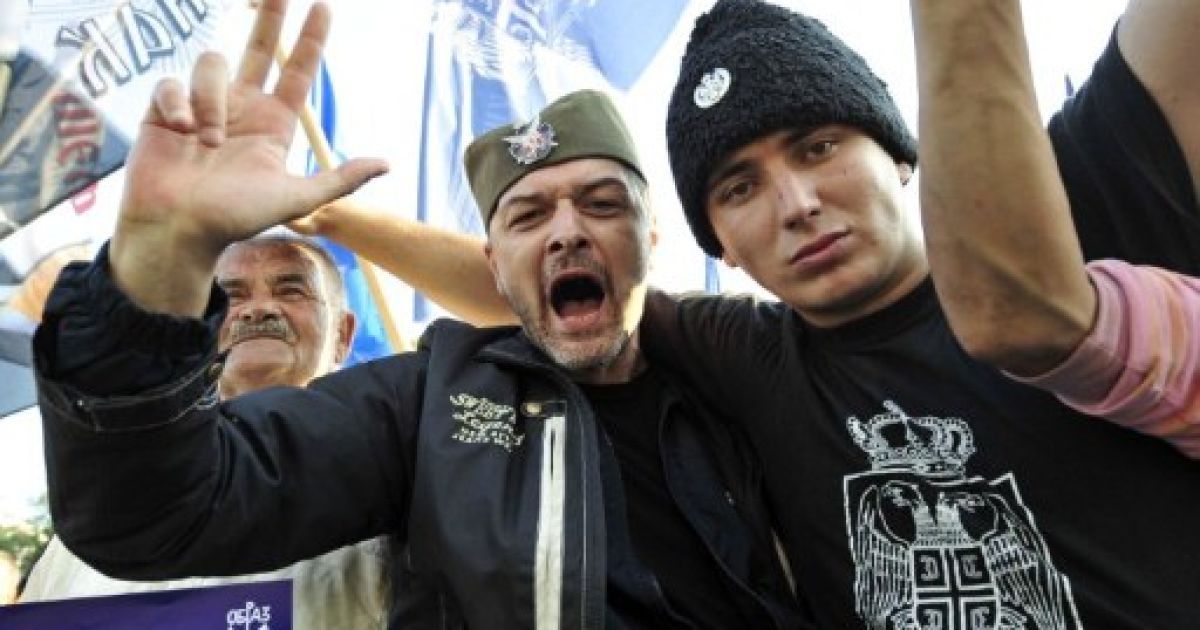 В Сербії залишається чимало людей, які вважають Ратко Младіча героєм, і акції протесту проти його видачі тривають. / © AFP