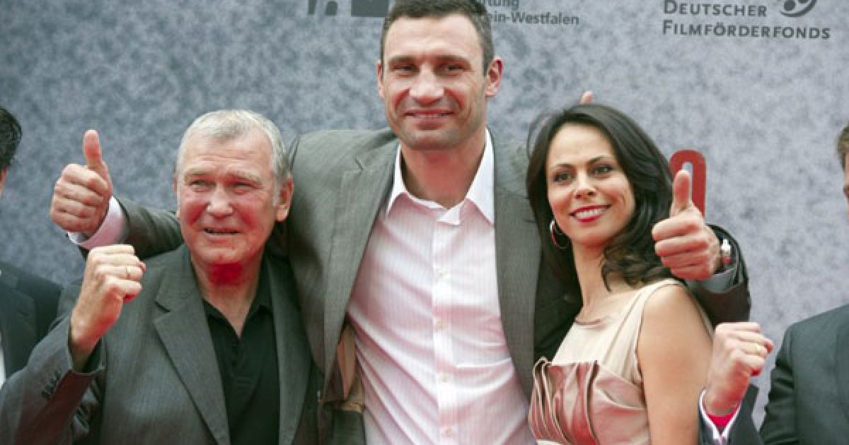 Віталій Кличко з дружиною Наталею та тренер братів Кличків Фріц Здунек. / © AFP