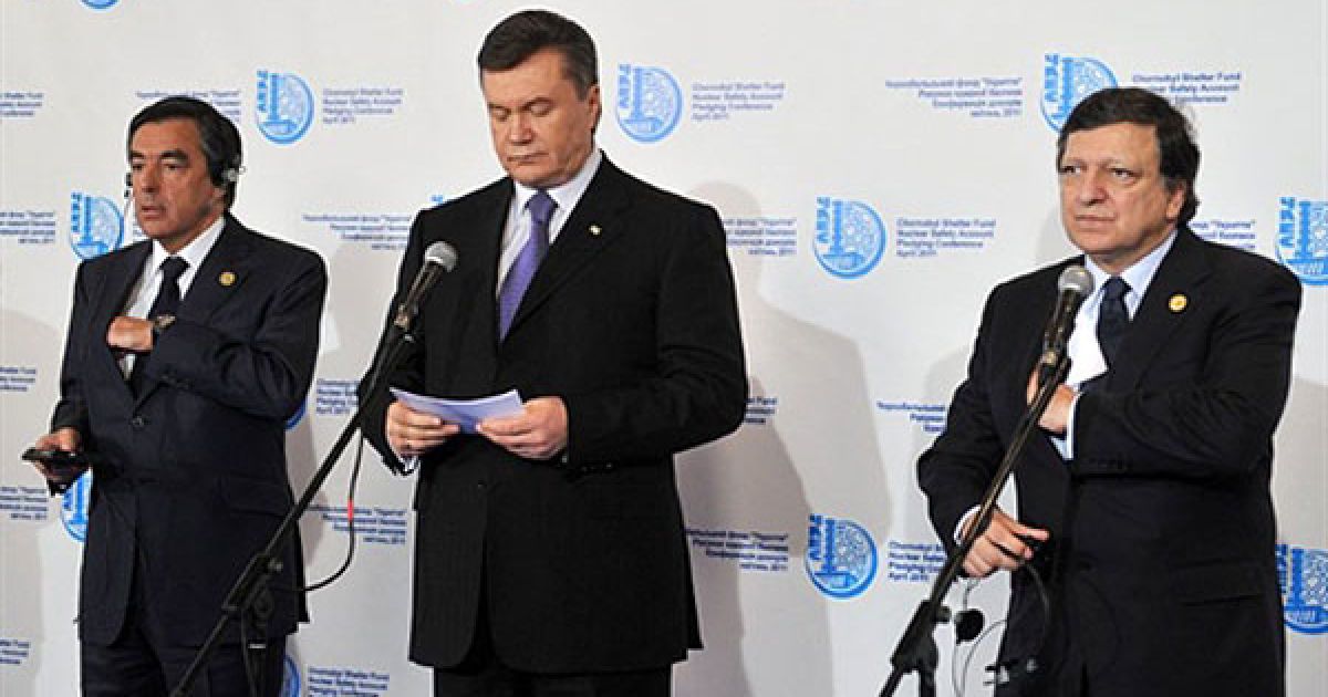 Україна, Київ. Прем&#039;єр-міністр Франції Франсуа Фійон, президент України Віктор Янукович і голова Європейської комісії Жозе Мануель Баррозу роблять спільну заяву під час відкриття Міжнародного форуму, присвяченого 25-річчю Чорнобильської трагедії. / © AFP