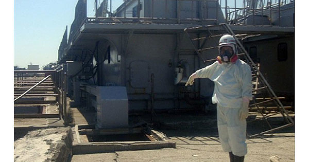У Tepco планують обробити місцевість навколо реактора спеціальними хімікатами, які не дозволять воді, що витікає з реактора, вбратися в грунт. / © AFP
