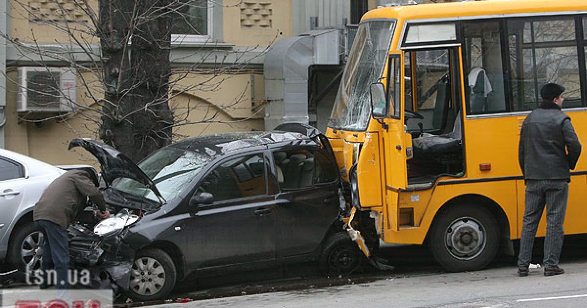 У центрі Києва на Поштовій площі сталася жахлива ДТП за участю декількох автомобілів.