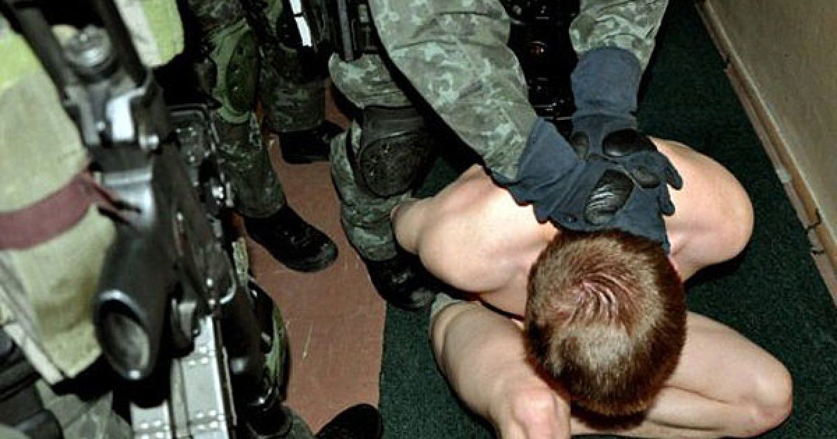 Польща, Варшава. Поліція заарештувала два десятки футбольних хуліганів у Варшаві, виступи яких трохи не зірвали підготовку до Євро-2012. Фото AFP/POLICE HANDOUT / © AFP