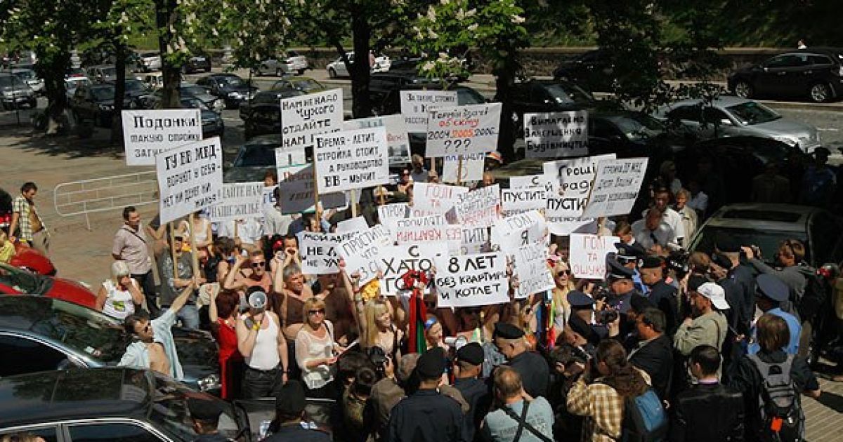Рух FEMEN та ошукані інвестори будівництва провели в Києві акцію протесту перед Кабміном "Голі та ошукані" / © femen.livejournal.com