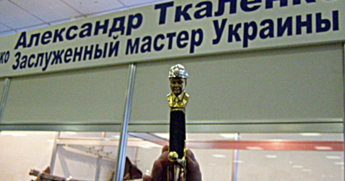 Вперше, у якості прикраси, замість дорогоцінного каміння, вмонтовано пластинки справжнього українського антрациту / © museum-ukraine.org.ua