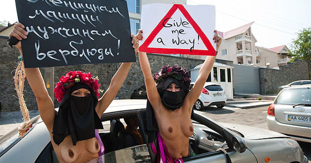 Кортеж з активістками руху FEMEN заблокували посольство Саудівської Аравії на знак солідарності з жінками, яким заборонили керувати автомобілями. / © Жіночий рух FEMEN