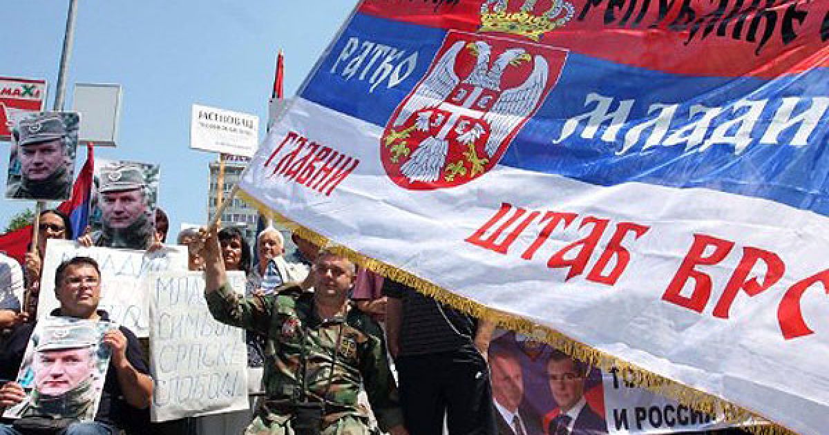 Боснія і Герцеговина, Баня-Луці. Близько 10 тисяч боснійських сербів провели у західному боснійському місті Баня-Лука мітинг на підтримку екс-командувача боснійських сербів, генерала Ратко Младіча. Протестуючі несли плакати і прапори, співали пісні на підтримку Младіча. / © AFP
