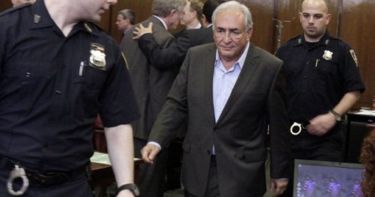 США, Нью-Йорк. Колишнього голову МВФ Домініка Стросс-Кана, якого звинувачують у сексуальному насильстві, можуть звільнити під заставу у один мільйон доларів готівкою, якщо його помістять під 24-годинний домашній арешт з електронним контролем. / © AFP