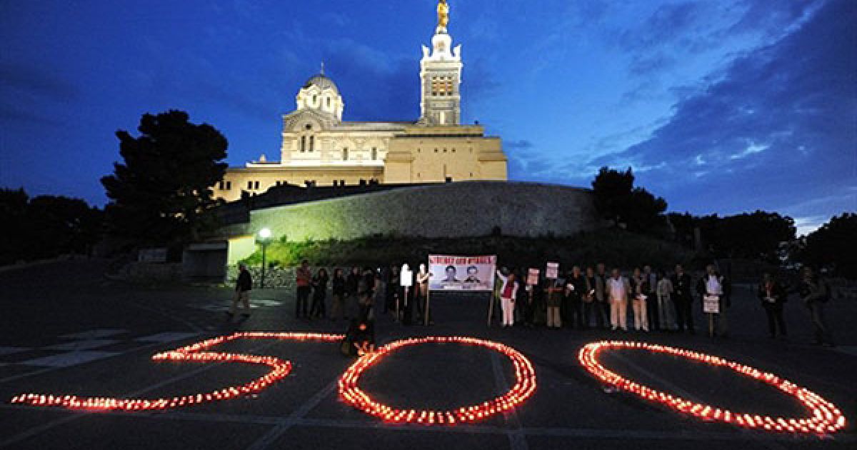 Франція, Марсель. Журналісти запалили 500 свічок під час демонстрації на підтримку французьких журналістів Стефана Тапоньєра та Ерве Гескера, які були викрадені та досі утримуються антиурядовими повстанцями в Афганістані, з нагоди 500 днів з моменту викрадення. / © AFP