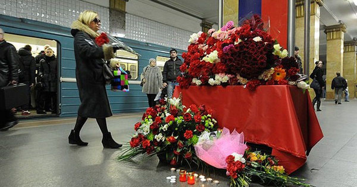 Росія, Москва. Жінка покладає квіти до меморіального знаку жертвам теракту на станції "Парк культури" у Москві, який стався 29 березня 2010 року. Росія відзначила річницю вибухів у московському метро, коли загинули 40 людей, десятки отримали поранення.