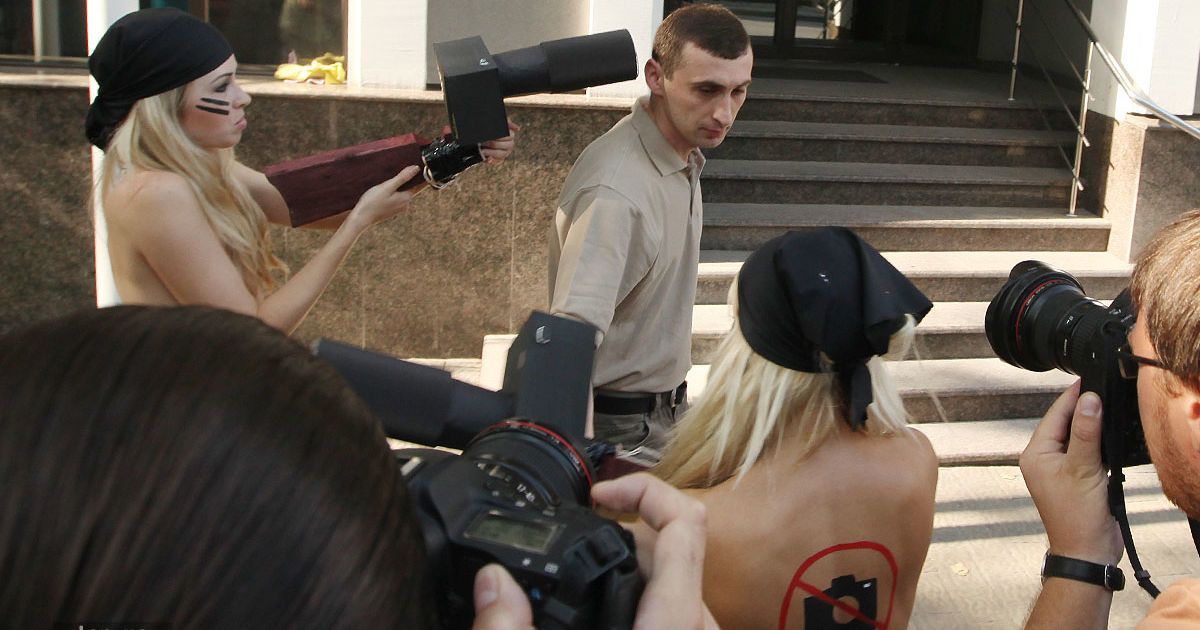 Коли оголені активістки FEMEN із саморобними паперовими "фотокамерами" з&rsquo;явились перед будівлею посольства, працівник посольства почав заважати фотографувати акцію протесту