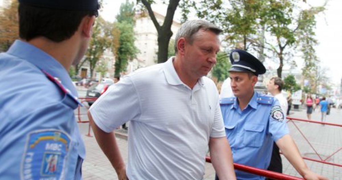 Конфлікт між міліцією і депутатами виник після того, як суддя Родіон Кірєєв ухвалив рішення видалити із зали бютівця Юрія Прокопчука за негідну поведінку. / © УНІАН