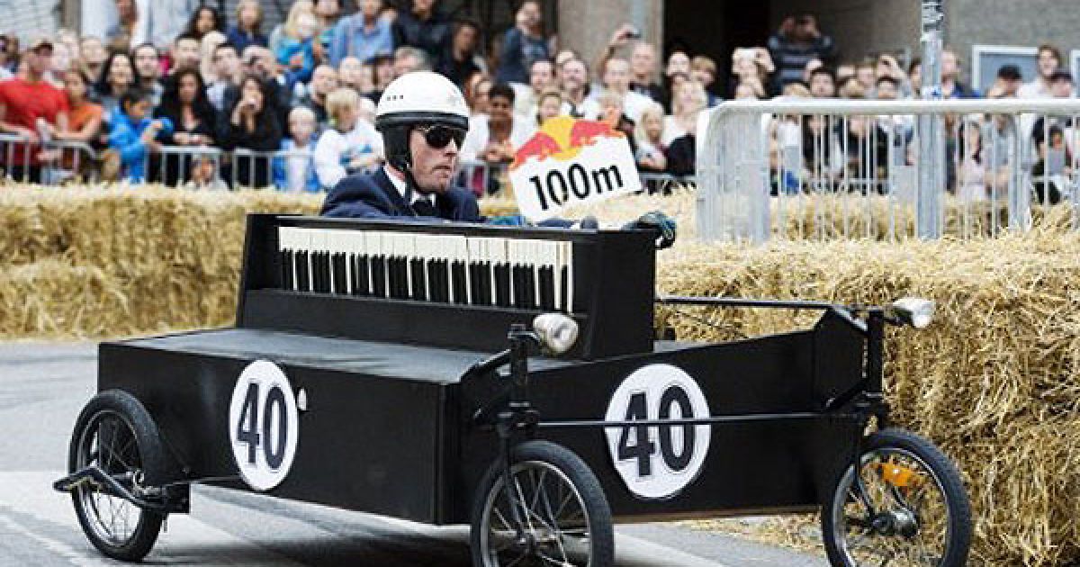 В Стокгольмі провели перегони на саморобних "мильницях" Stockholm Red Bull Soapbox 2011. / © AFP