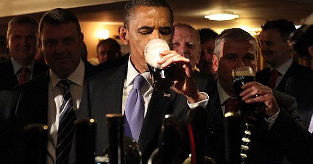 Барак Обама з дружиною Мішель скуштували пива Guinness в одному з двох пабів Монігалла. / © AFP