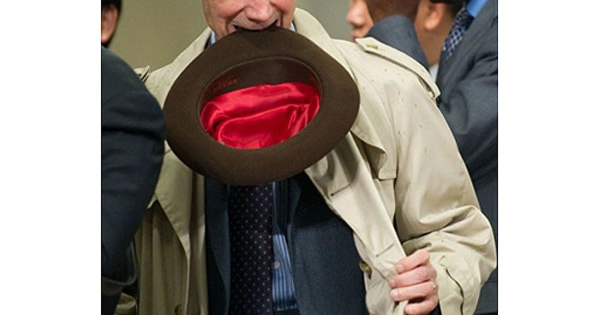 США, Вашингтон. Голова Світової організації торгівлі (СОТ) Паскаль Ламі тримає в зубах свій капелюх перед зустріччю Міжнародного валютно-фінансового комітету у Вашингтоні. / © AFP