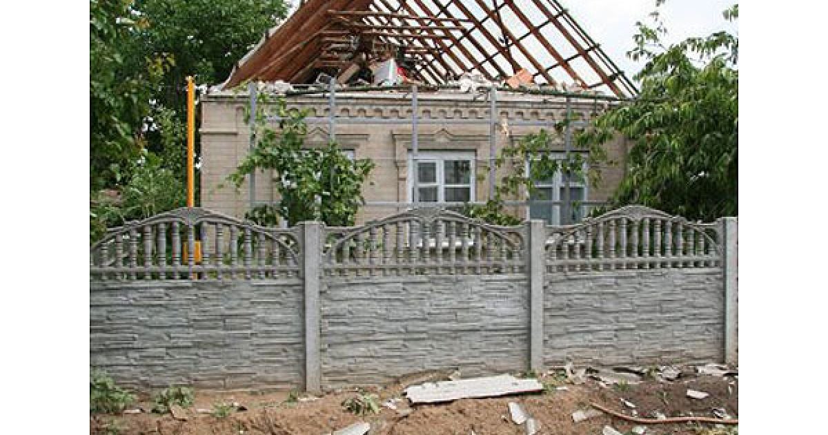 В Костянтинівці (Запорізька область) ураган позривав дахи з десятків будинків / © УНІАН