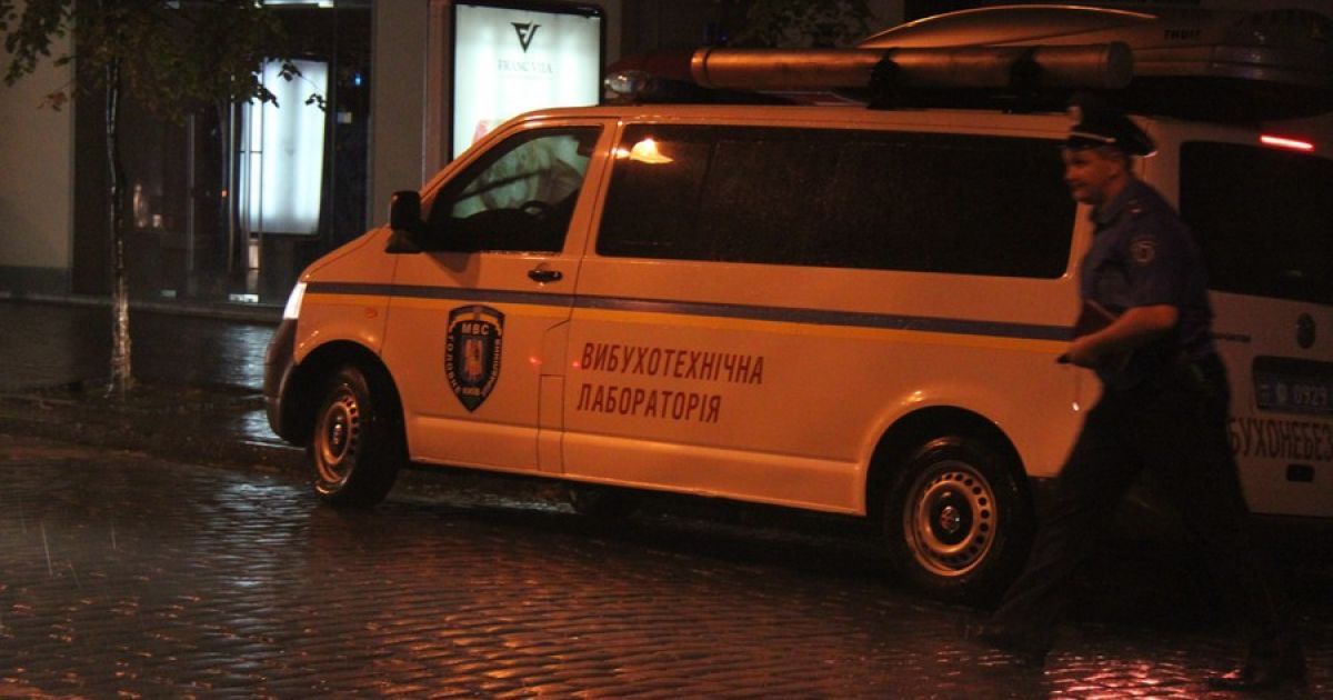 Після початку пожежі стався вибух, уламки від якого посипалися на людей. / © bilozerska.livejournal.com
