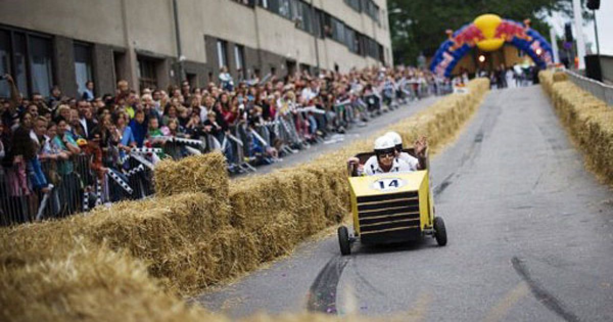 В Стокгольмі провели перегони на саморобних "мильницях" Stockholm Red Bull Soapbox 2011. / © AFP