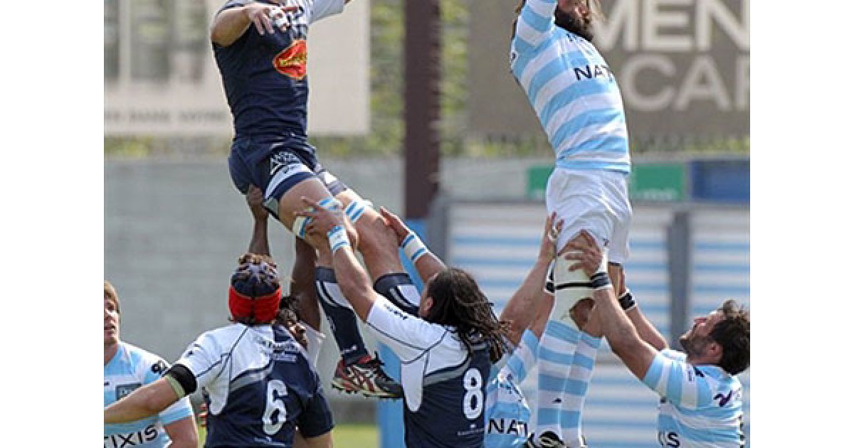 Франція, Коломб. Гравець французької команди "Racing Metro" Себастіан Чабан забирає м&#039;яч під час матчу з регбі між "Racing Metro" і "SU Agen" на стадіоні Ів-дю-Манер у передмісті Парижа. / © AFP