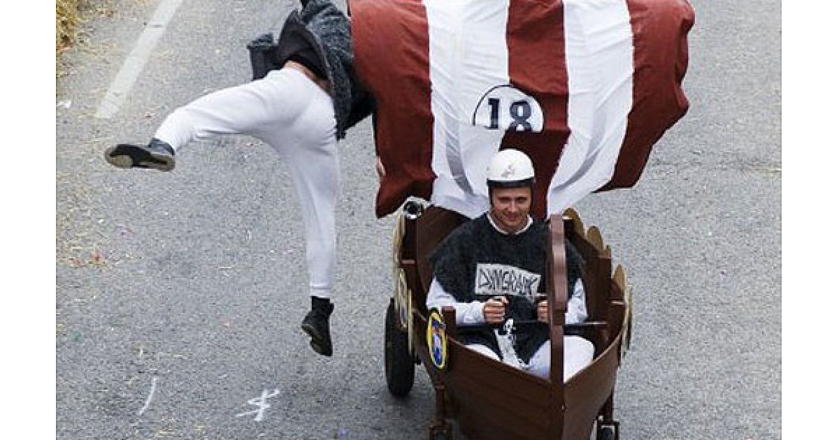 В Стокгольмі провели перегони на саморобних "мильницях" Stockholm Red Bull Soapbox 2011. / © AFP