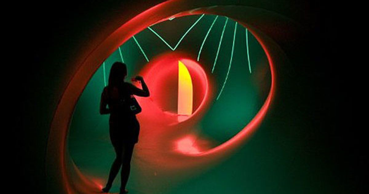 Чехія, Прага. Відвідувач фотографує інсталяцію &#039;&#039;Mirazozo&#039;&#039;, нову світлову скульптуру, створену за проектом архітекторів з "Architects of Air". Проектну групу заснував Алан Паркінсон у 1981 році. / © AFP