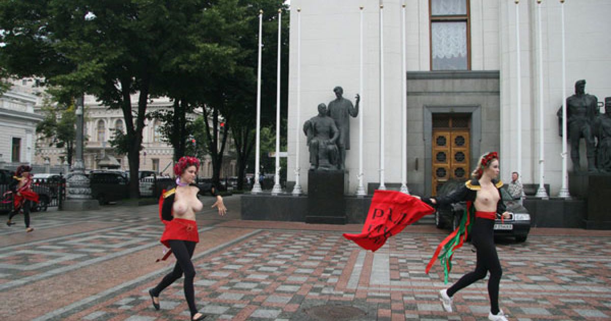 Активістки FEMEN влаштували під Верховною радою топлес-протест "Депутат, не бикуй!" проти пенсійної реформи. / © Жіночий рух FEMEN