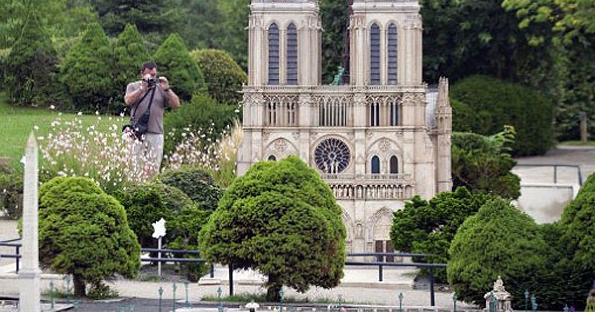 Франція, Еланкур. Турист фотографує мініатюрні копії Собору Паризької Богоматері, єгипетського обеліску на площі Згоди у Парижі під час відвідування парку "Франція у мініатюрі", який відкрили в передмісті Парижа. Парк, який цього року відзначає своє 20-річчя, займає 5 га. / © AFP