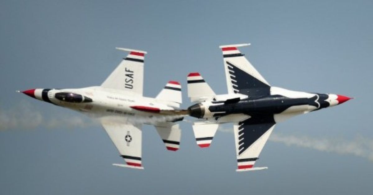 Румунія, Констанца. Ескадра літаків ВПС США Thunderbirds виступає над аеропортом Когелнічану. Сполучені Штати і Румунія ведуть переговори про купівлю бойових літаків F-16. / © AFP