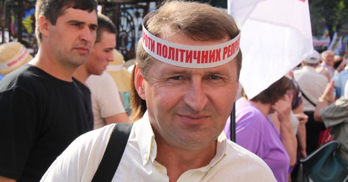 Перед Печерським судом в Києві, де слухається газова справа Тимошенко, зібралися тисячі прибічників екс-прем&#039;єра. / © bilozerska.livejournal.com