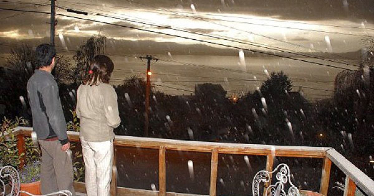 В Чилі через виверження вулканічної гряди Пуйеуе-Кордон евакуюють тисячі людей. Хмара попелу досягла Аргентини. / © AFP