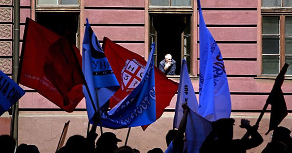 Сербія, Белград. Демонстранти беруть участь в акції протесту в центрі Белграда. Близько 10 тисяч вчителів, лікарів, поліцейських та інших працівників державного сектору вимагали підвищення зарплати і поліпшення умов праці. / © AFP
