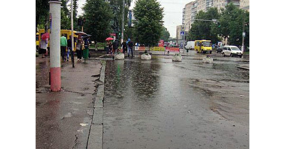 Потужні зливи перетворили вулиці Житомира на річки. / © Журнал Житомира