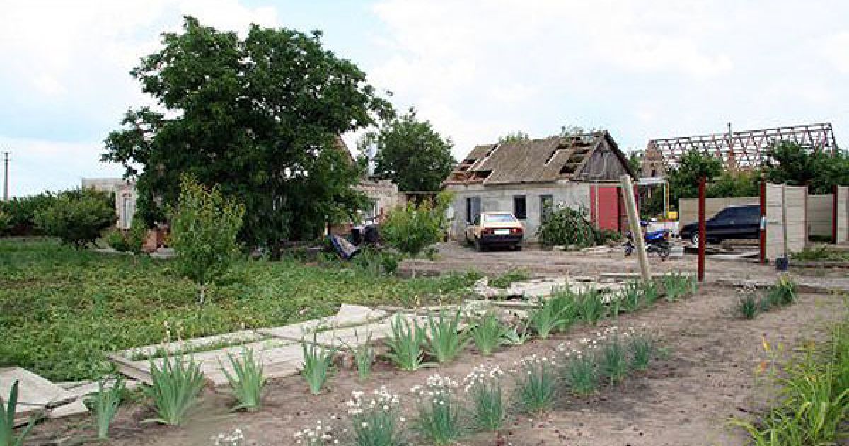 В Костянтинівці (Запорізька область) ураган позривав дахи з десятків будинків / © УНІАН