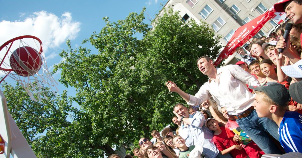 З нагоди Міжнародного дня захисту дітей Віталій Кличко відкрив у місті Березань перший з 12 дитячих спортмайданчиків програми "Клич друзів &ndash; граймо разом!" / © www.klitschko.com