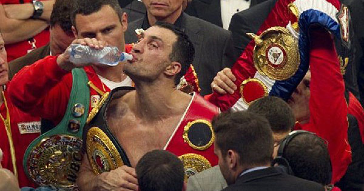 Українець Володимир Кличко став абсолютним чемпіоном світу з боксу, здобувши перемогу над Девідом Хеєм у об&#039;єднавчому поєдинку за пояси IBF/IBO, WBO і WBA. / © AFP