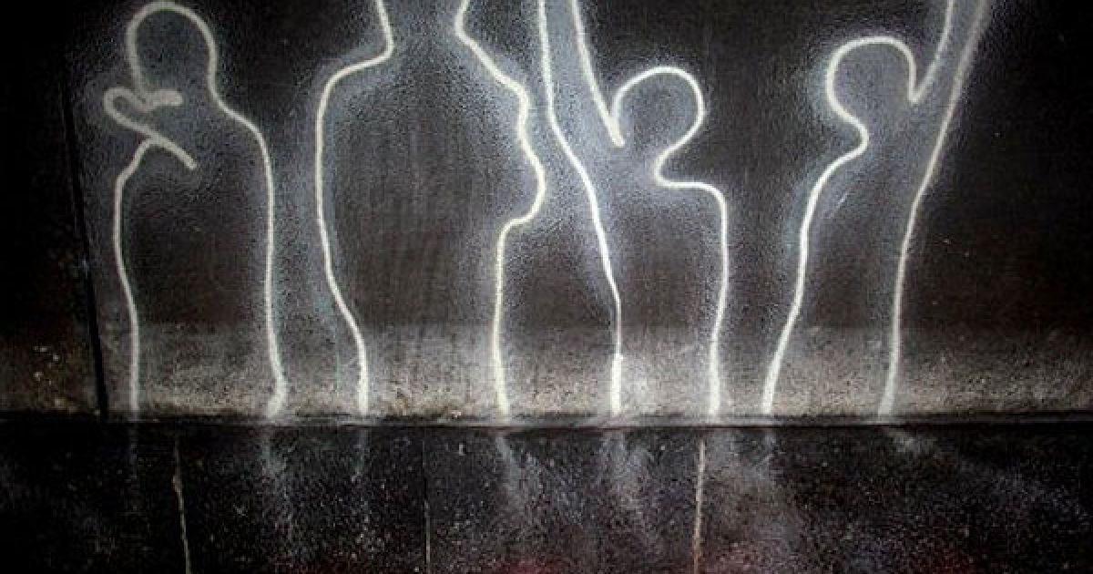 Німеччина, Дуйсбург. Свічки встановлені перед силуетами, намальованими на стіні тунелю в Дуйсбурзі. Рік тому під час проведення Loveparade в тунелі почалася паніка, загинула 21 людина. В Німеччині відзначили першу річницю катастрофи, жертви якої були розчавлені на смерть у тисняві. / © AFP