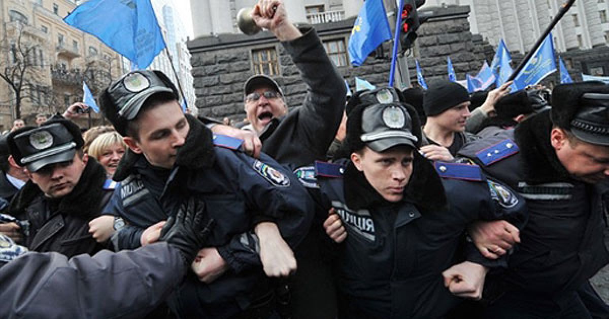 Україна, Київ. Під час мітингу перед Кабінетом міністрів України стались зіткнення мітингувальників з міліцією. Близько 5 тисяч українських шкільних вчителів, викладачів і професорів заблокували вулицю із вимогами збільшення зарплати і фінансування освіти. / © AFP