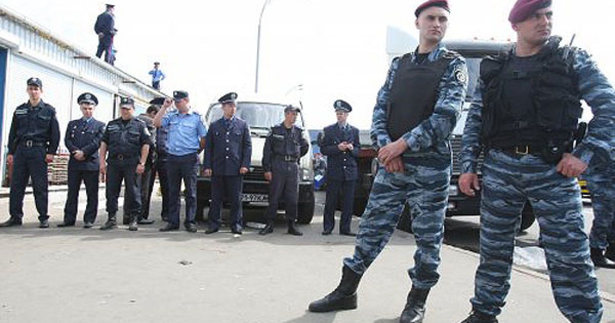 Для охорони правопорядку та забезпечення виконання припису під час процедури прибирання МАФів було задіяно близько 100 працівників міліції. / © УНІАН