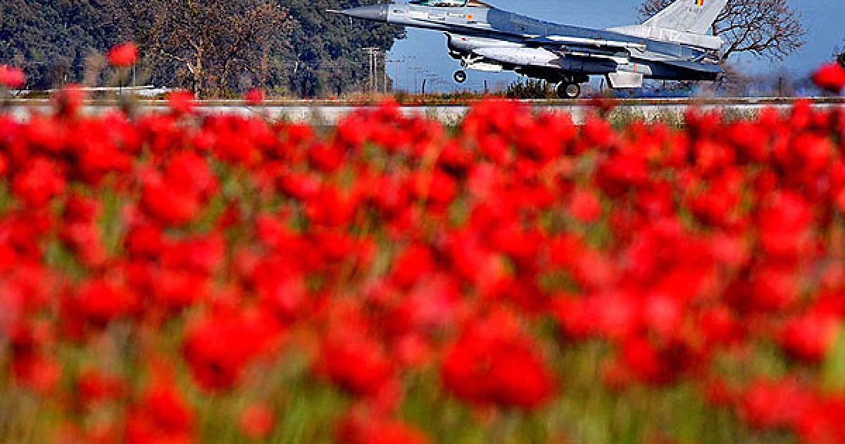 Греція, Араксос. Бельгійский винищувач F-16 сідає в аеропорту Араксос після виконання операції у Лівії. Бельгія бере участь в операції "Світанок. Одіссея", вона надала 150 військових та кілька винищувачів.
