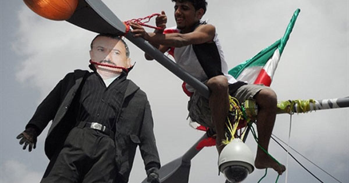 Ємен, Ібб. Антиурядовий демонстрант здійснює символічне "повішання" президента країни Алі Абдалли Салеха під час демонстрації з вимогою його відставки у місті Ібб. / © AFP