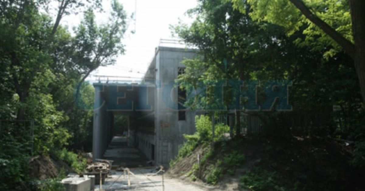 У Києві на Парковій алеї завершують будівництво вертолітного майданчика для президента Віктора Януковича. / © Сегодня