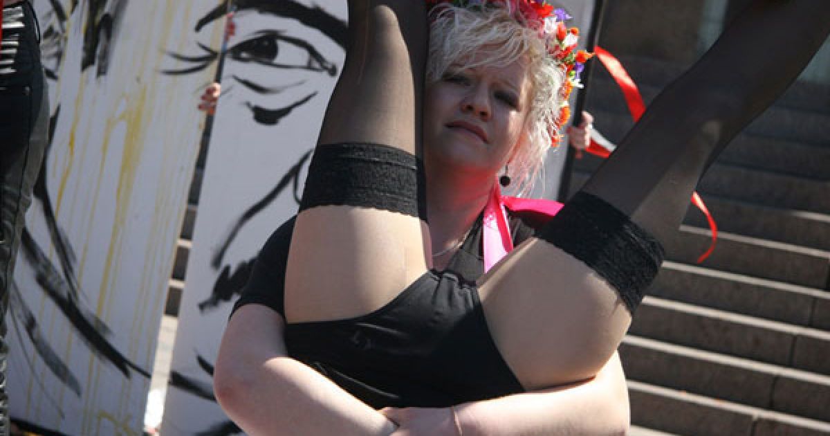 Дівчата з руху FEMEN у відвертих позах "рогаток" закидали яйцями і помідорами портрет президента Білорусі Олександра Лукашенка. / © Жіночий рух FEMEN