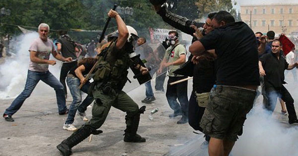 В Афінах (Греція) тривають масові антиурядові акції протесту, які розганяє поліція. / © AFP