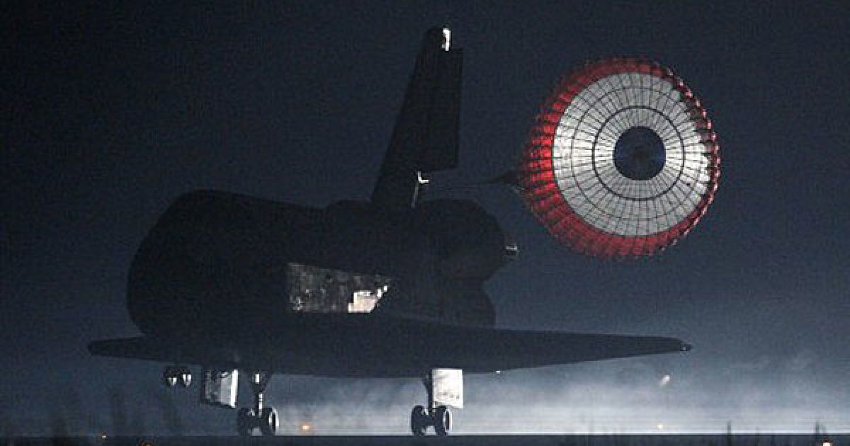 США, космічний центр Кеннеді. Космічний човник Atlantis востаннє приземляється у космічному центрі Кеннеді у Флориді. Після останньої 13-денної місії Atlantis до МКС, космічний човник перевезуть до музею. / © AFP