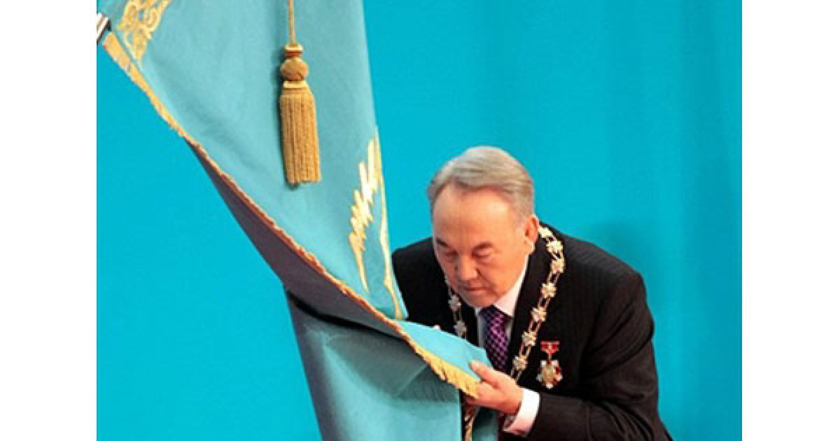 Казахстан, Астана. Президент Казахстану Нурсултан Назарбаєв цілує національний прапор під час церемонії складання присяги в Астані. Назарбаєв був приведений до присяги президента на третій термін. / © AFP
